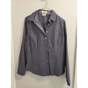 Womens van heusen Button down shirt. Size Small. Prefect condition.